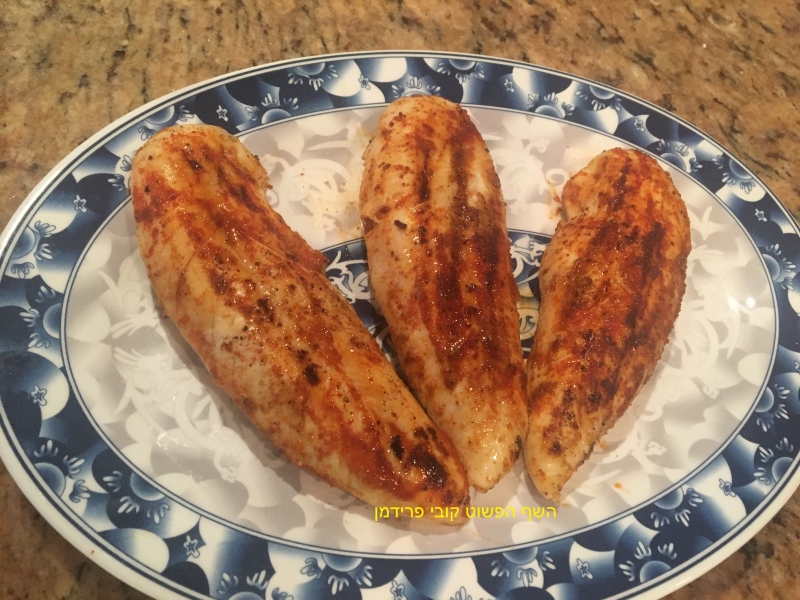 סטייק פילה עוף עם תבלינים על מחבת פסים