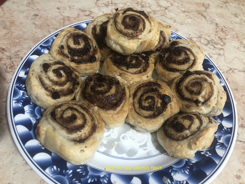 מאפה שושנים עם סוכר דמררה קינמון אבקת חרובים ושוקולד ציפס מריר מבצק עלים