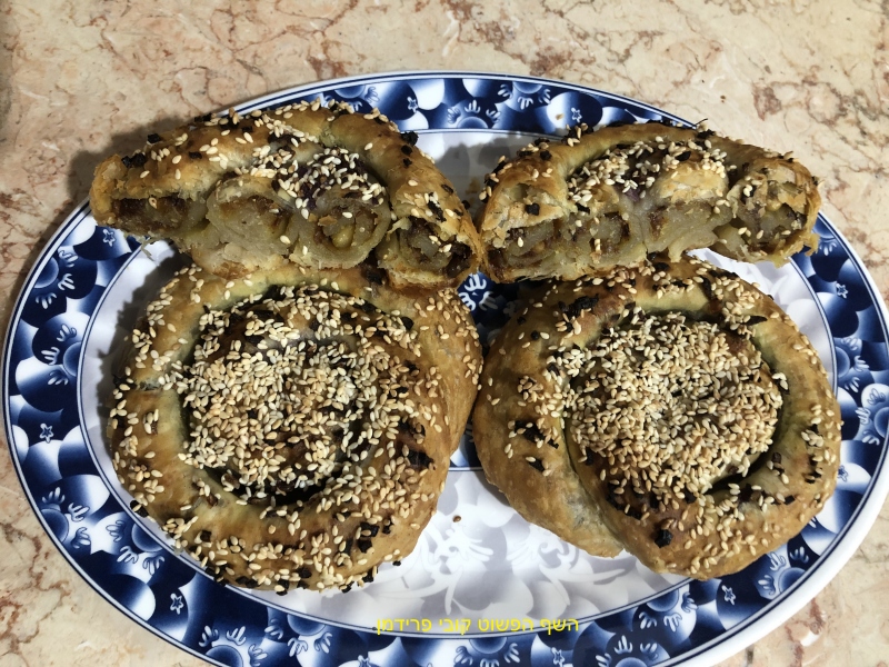 בורקס בצל צנוברים בצורת קונכיה מבצק עלים טבעוני