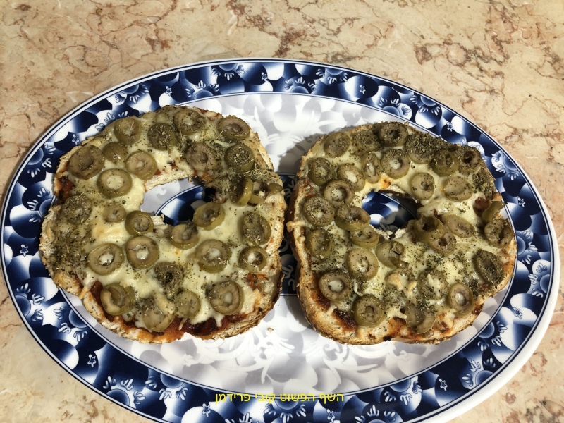 טוסט בייגל(רומני)עם גבינה וזיתים