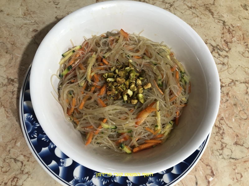 סלט אטריות שעועית עם ירקות ברוטב אסיאטי טבעוני ללא גלוטן