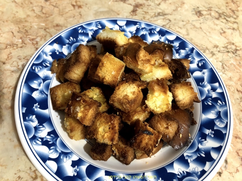 קרוטונים מחלה מתוקה עם שום ושמן זית