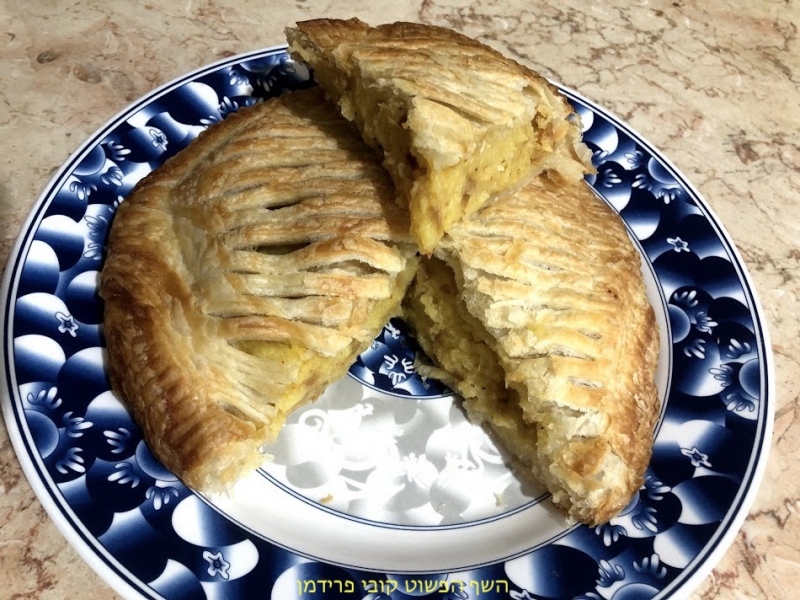 מאפמלווח ממולא בפירה תפו"א עם בצל מקורמל טבעוני