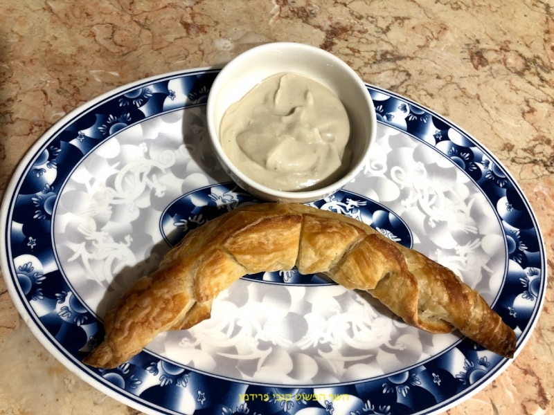 קוראסון ממלווח בהגשה עם טחינה