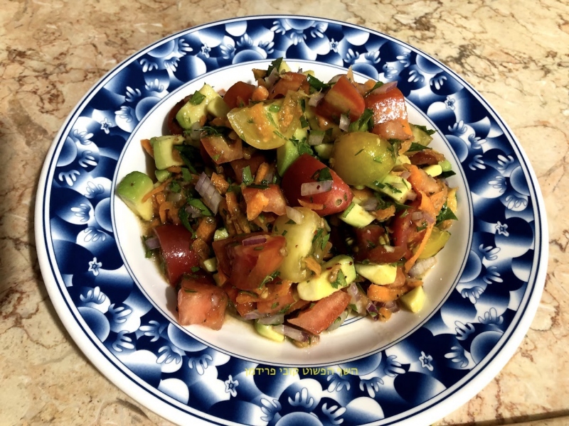 סלט עגבניות ואבוקדו עשיר טבעוני ללא גלוטן