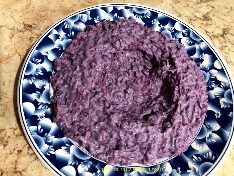 סלט כרוב סגול בתחמיץ חמוץ מתוק עם טחינה טבעוני ללא גלוטן 