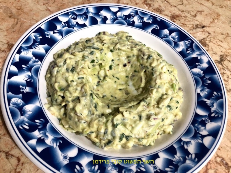 סלט אבוקדו וביצים עשיר ומשודרג