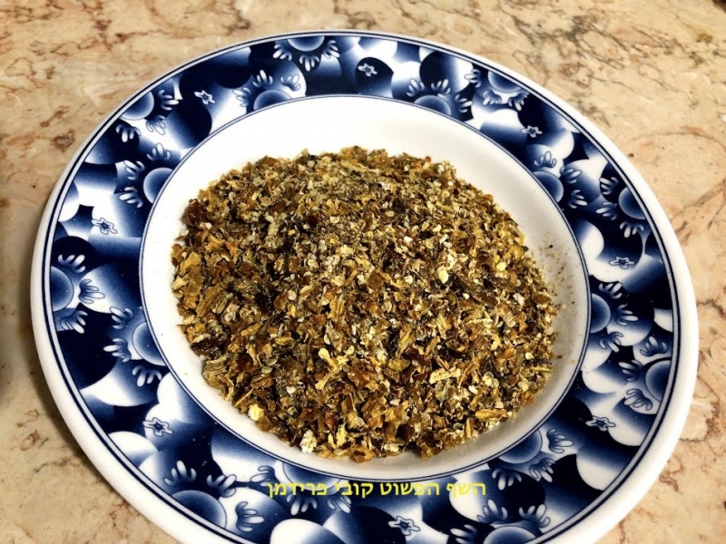 אבקה גרוסה מיבוש פלפלים מהאדנית טבעי בשמש הביתית לסחוג וצילי יבש גרוס