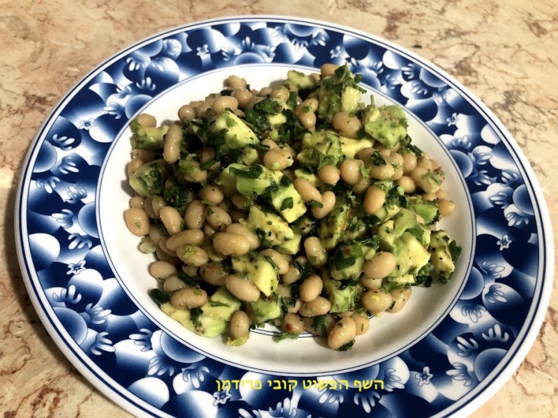 סלט אבוקדו ושעועית לבנה טבעוני ללא גלוטן