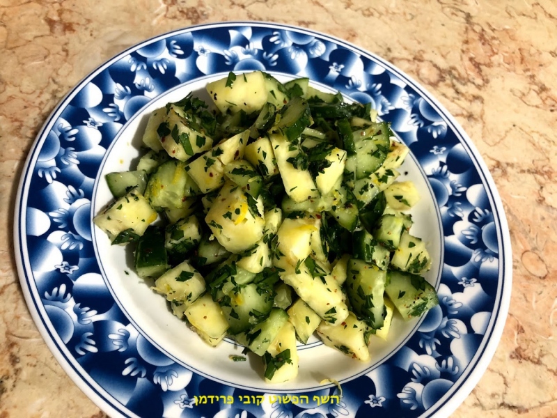 סלט אננס טרי עם מלפפון ארומטו(יפני)בתחמיץ טבעוני ללא גלוטן