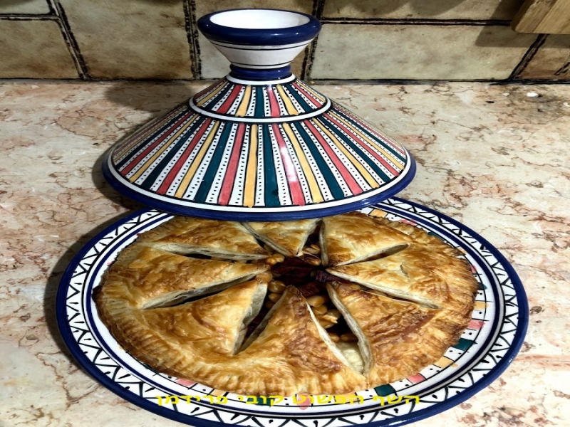 מאפה סמבומלווח ממולא שעועית ברוטב עם ציפס בטטה טבעוני