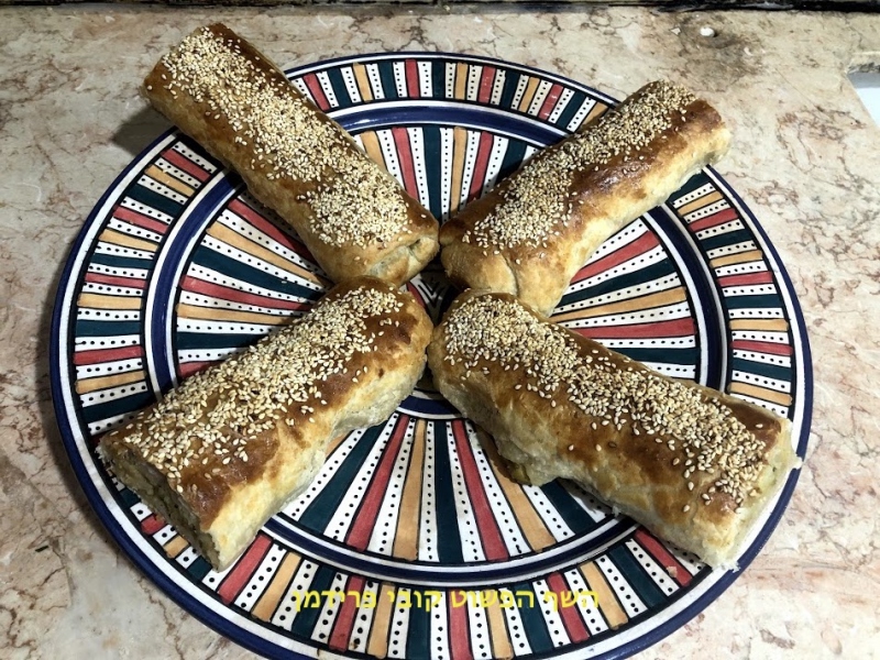 קנייז מאפה בצק עלים במילוי פירה תפו״א זיתים ובצל מקורמל 