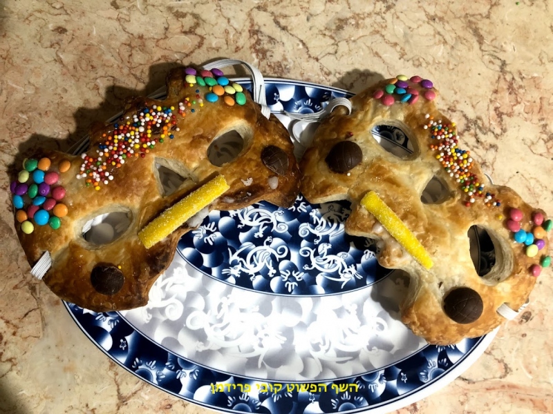 מסכות מהסרטים לפורים אכילות מבצק עלים