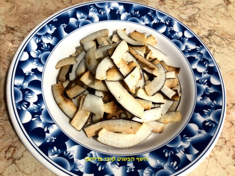 רצועות קוקוס קלויות על מחבת יבשה