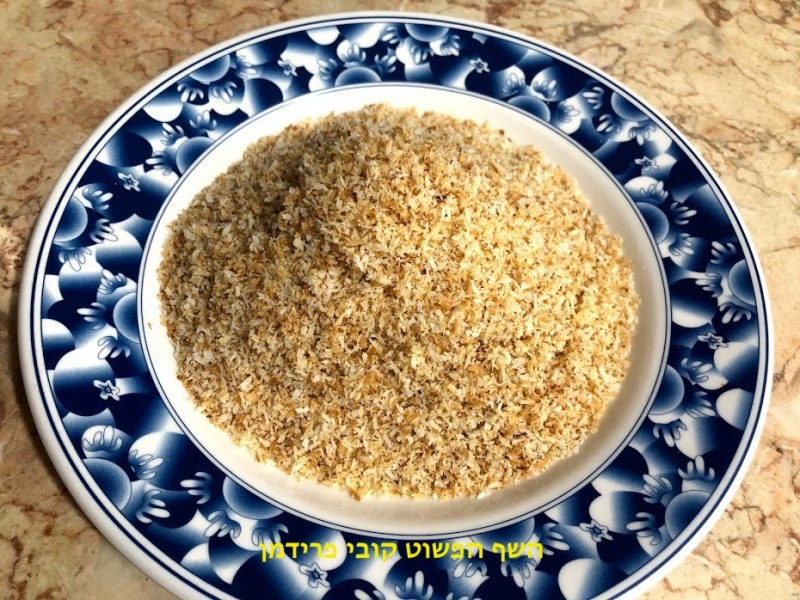 שבבי קוקוס קלויים על מחבת יבשה