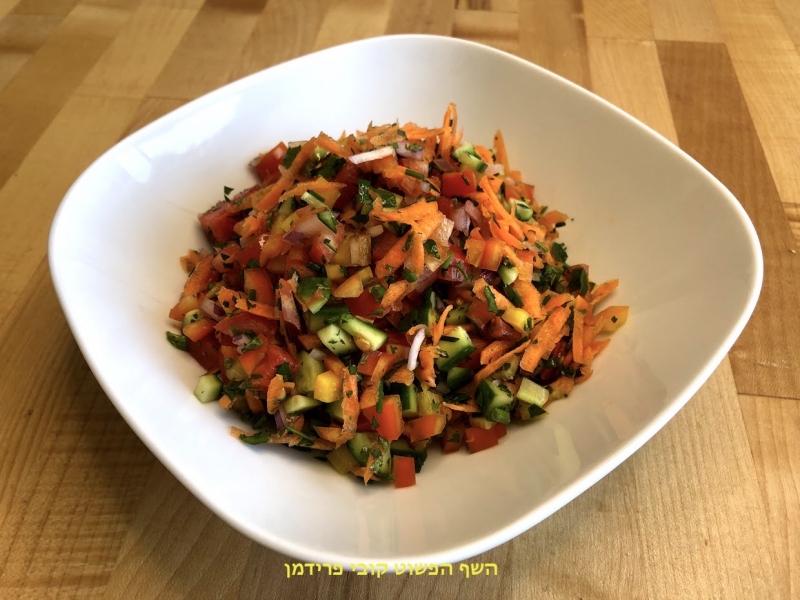 סלט ירקות ערבי עשיר עם רוטב תטבילה פיקנטי