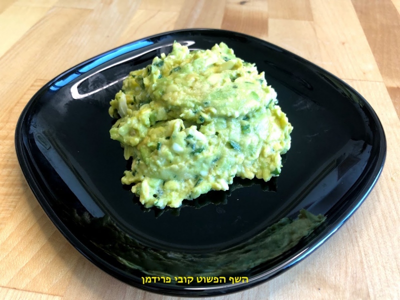 סלט אבוקדו וביצים בניחוח עירית וחרדל פיקנטי