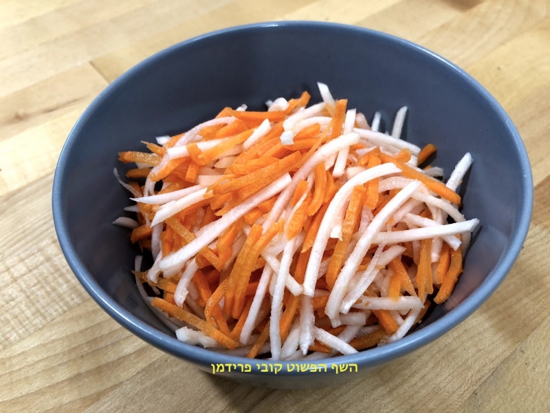 סלט גזר וקולרבי בתחמיץ טבעוני ללא גלוטן