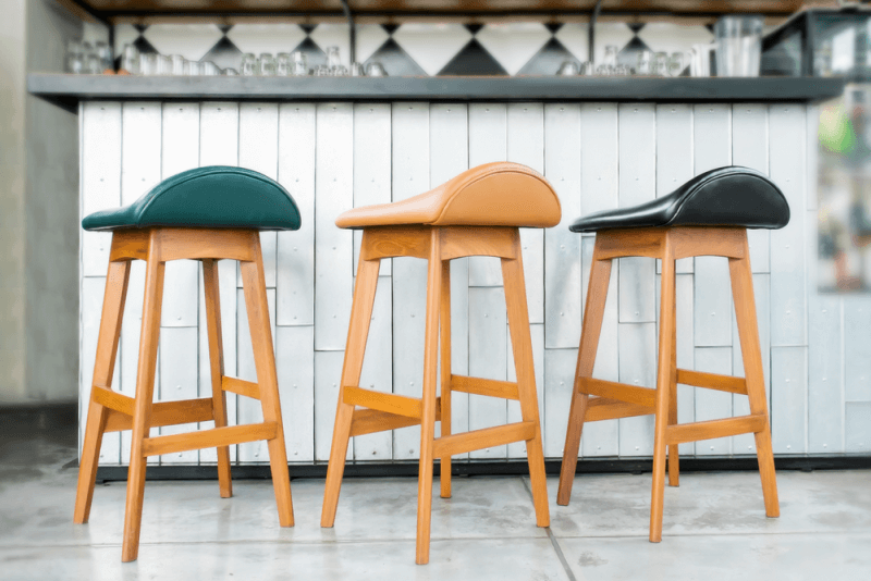 כסאות בר מעוצבים במגוון צבעים
