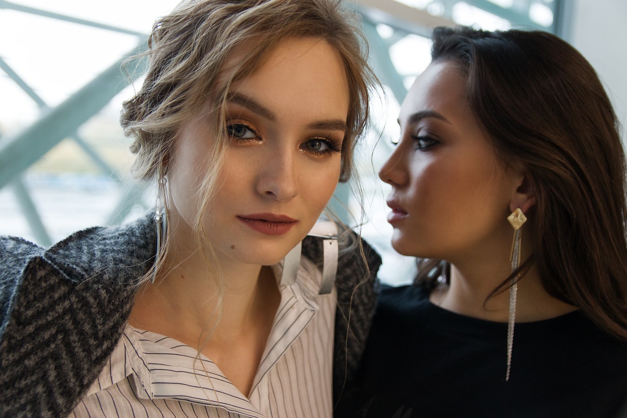 עגילי זהב מעוצבים לאישה