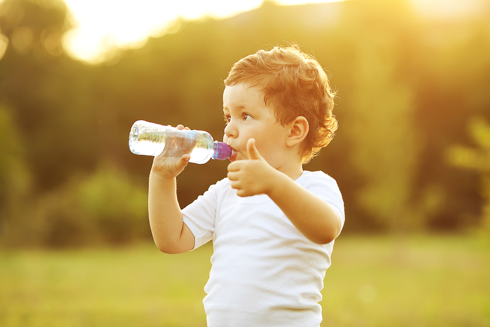 חשיבות שתיית מים עבור ילדים: למה וכמה