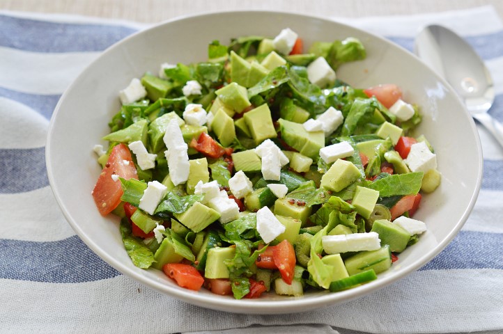 מתכון סלט אבוקדו עם ירקות וגבינה בולגרית