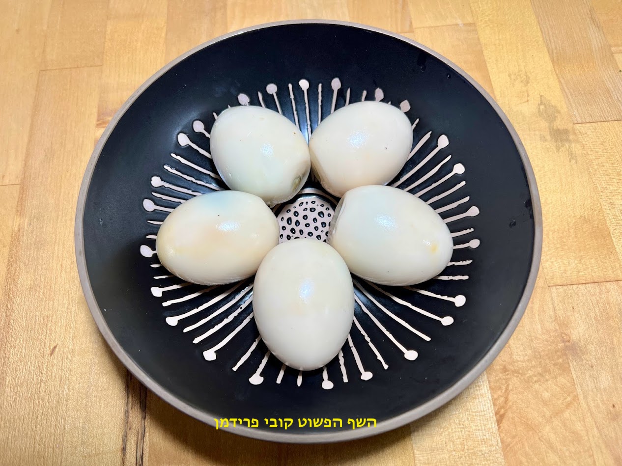 ביצים חומות קונפי עם קליפות בצל ותבלינים ביצים חומות קונפי עם קליפות בצל ותבלינים