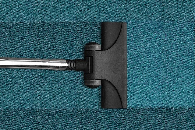 שטיחים מקיר לקיר הם כיסויים נפוצים. שטיחים אלה, נראים במשרדים רבים ובלובי של בתי מלון. הבעיה היא ששטיחים אלה עשויים להפריע בפתיחת דלתות. התחזוקה הינה קלה ובאמצעות שואב אבק חזק, ניתן לשאוב את האבק מדי יום והשטיחים יישארו נקיים. למרות זאת, אחת לשנה, יש לבצע ניקוי שטיחים מקיר לקיר באמצעות חברה המתמחה בניקוי כל סוגי השטיחים, כאשר היא מסתייעת במכשור משוכלל שנועד לניקוי יסודי של השטיחים ובאמצעות תכשירי ניקוי מקצועיים