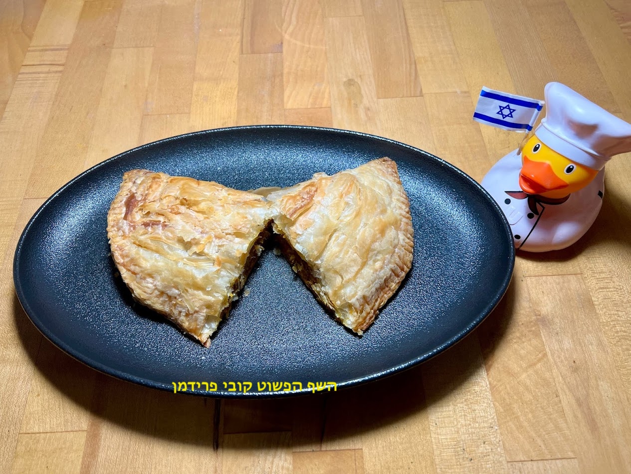 מאפה סמבומלווח במילוי תבשיל חומוס פיקנטי