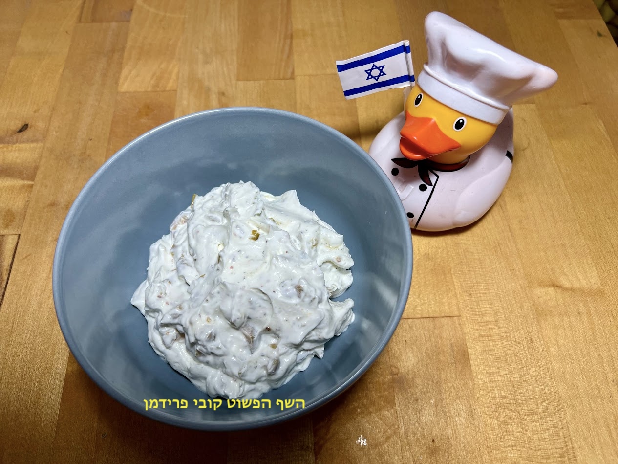 מטבל שמנת יוגורט עם זיתים בניחוח אורגנו מטבל שמנת יוגורט עם זיתים בניחוח אורגנו