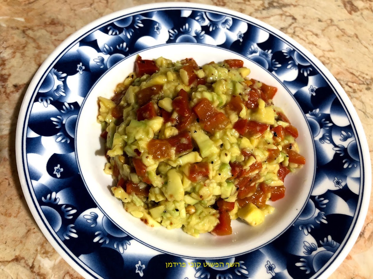 סלט אבוקדו עם פלפל קלוי בתחמיץ סלט אבוקדו עם פלפל קלוי בתחמיץ