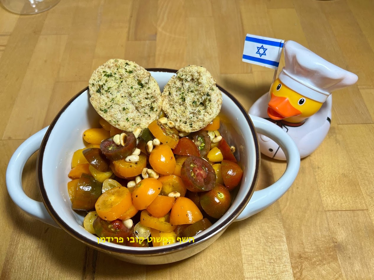 סלט עגבניות שרי בשלושה צבעים עם צנוברים ותחמיץ סלט עגבניות שרי בשלושה צבעים עם צנוברים ותחמיץ