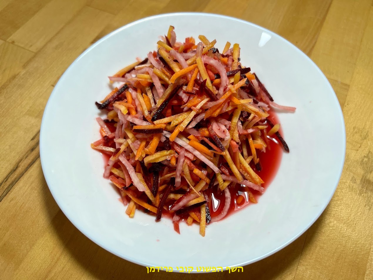 סלט קולרבי וגזר בחמישה צבעים