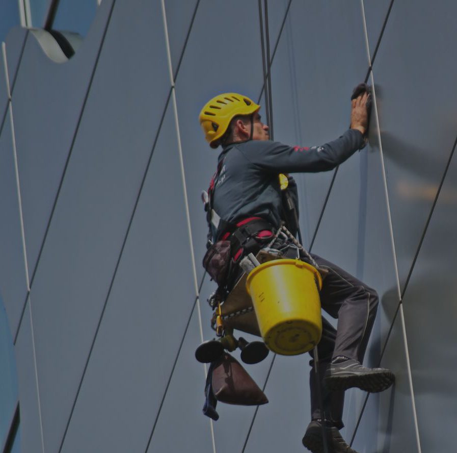 ניקוי ושטיפה של חלונות המצויים בגובה