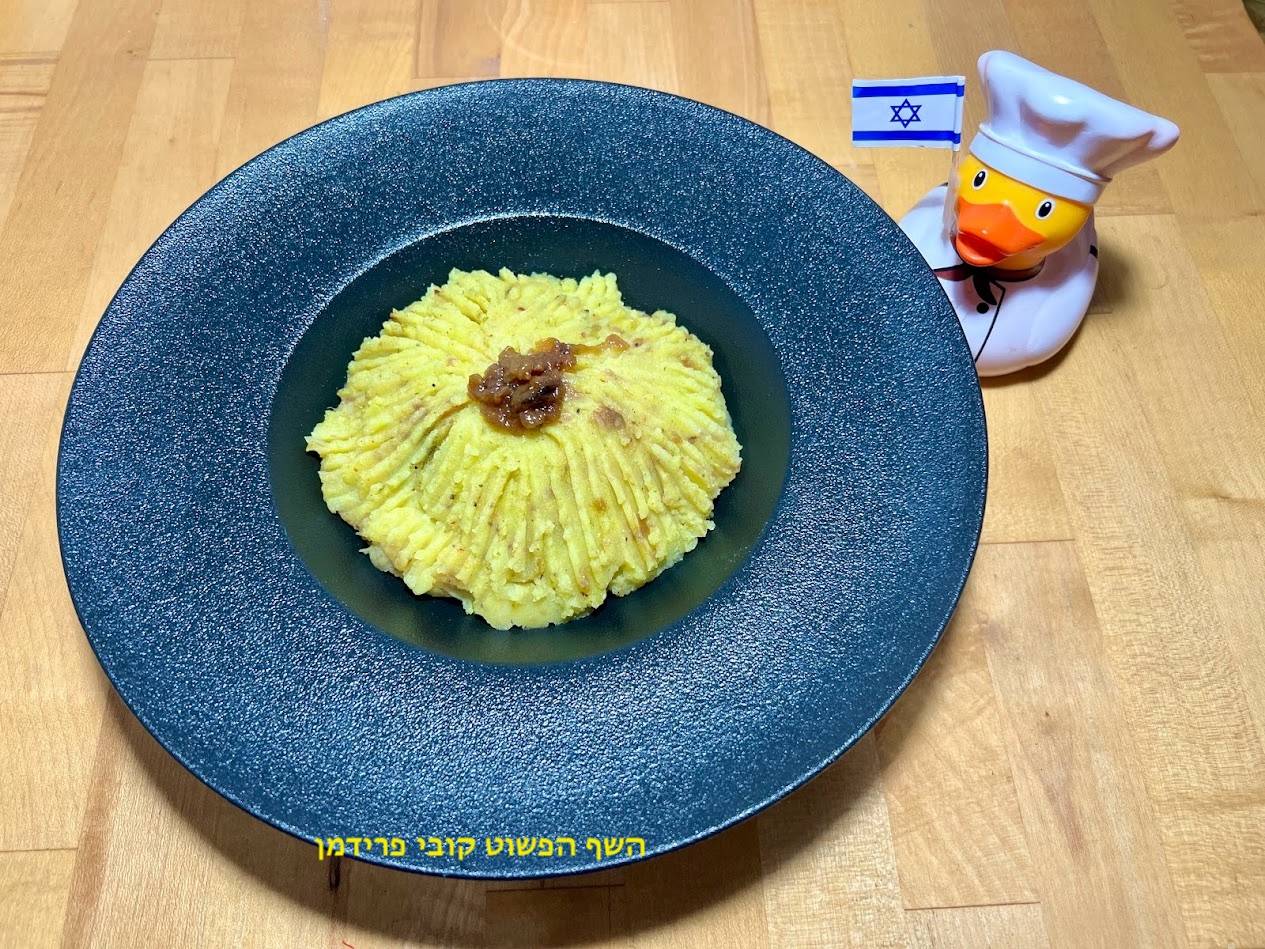 פירה תפו״א עם בצל מקורמל פירה תפו״א עם בצל מקורמל
