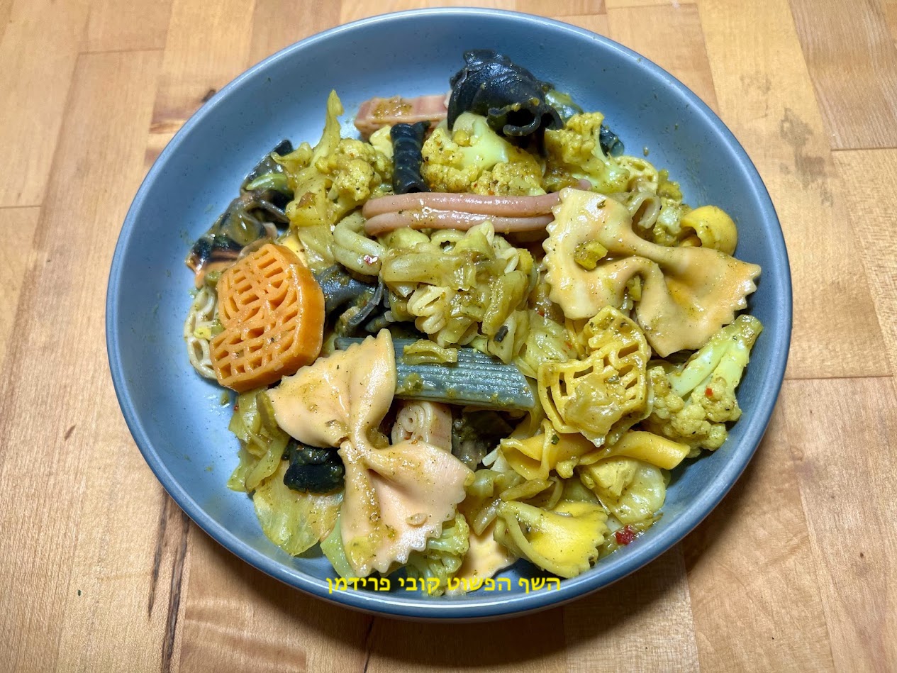 פסטה בהרבה טעמים צבעים וצורות בתבשיל כרובית כרוב סלרי בצל מקורמל