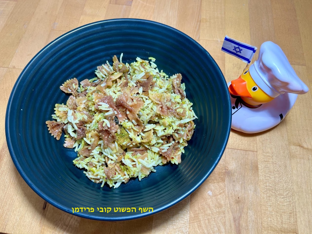 פסטה עניבות פרפר מטוגנות עם אורז בסמטי ובצל מקורמל פסטה עניבות פרפר מטוגנות עם אורז בסמטי ובצל מקורמל
