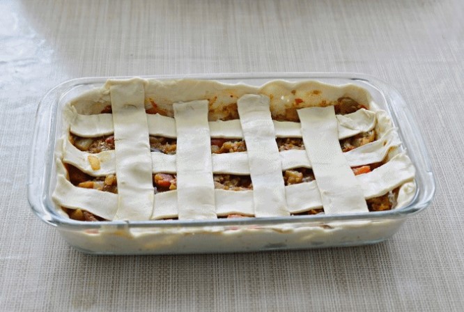 מסיימים לסדר את הפשטידה מסיימים לסדר את הפשטידה