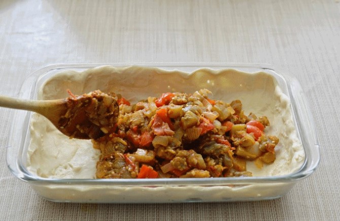 מניחים את המלית על הבצק מניחים את המלית על הבצק