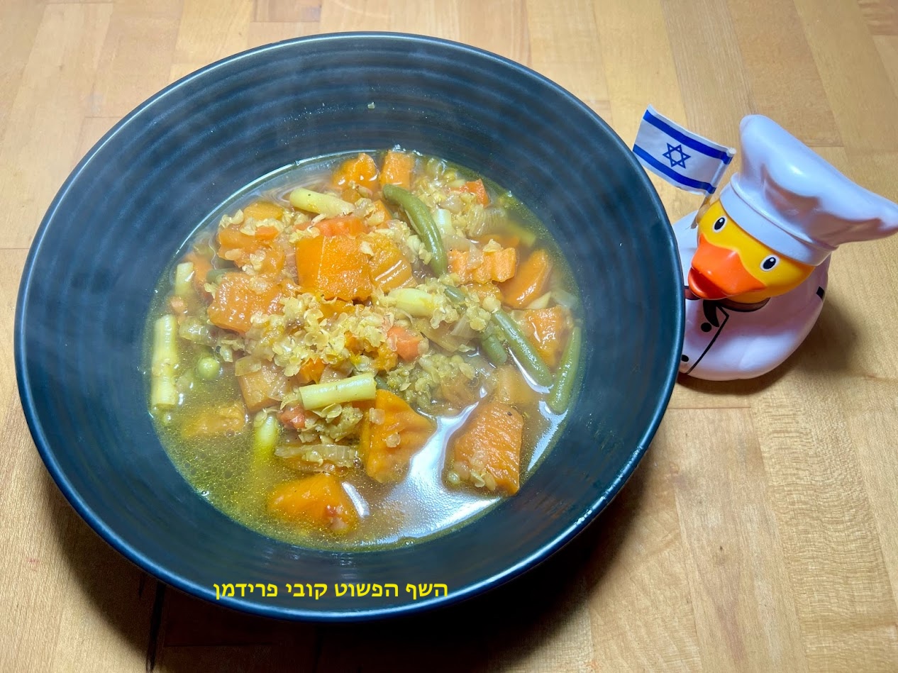 קדירת מרק ירקות כתומים עשיר