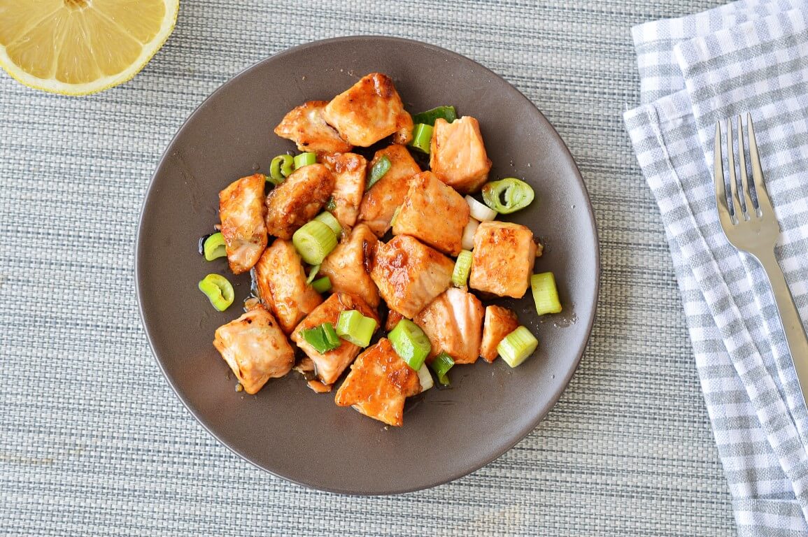 קוביות סלמון במחבת