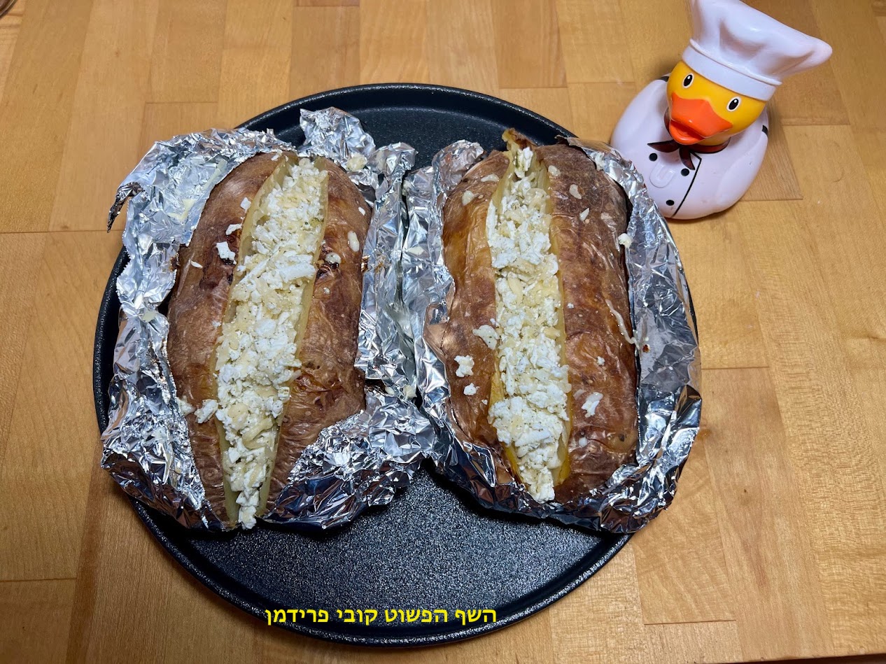 תפו״א ענק אפוי בטעם מדורה ממולא תערובת גבינות תפו״א ענק אפוי בטעם מדורה ממולא תערובת גבינות